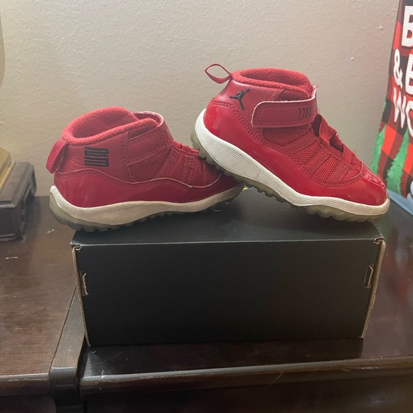 Jordan 11s red - Picture 5 of 6